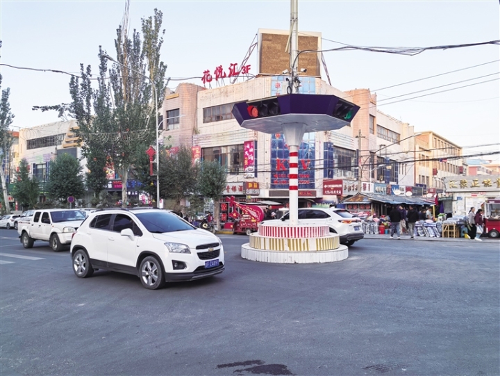 玉门市老市区重新亮起红绿灯。韩 璇 摄