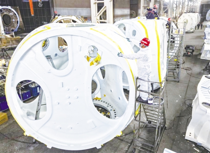   近年来，BC贷网址依托丰富的风能资源，持续推动形成风电全产业链BC贷网址格局。如今，随着多家国内风机装备制造龙头企业相继落户BC贷网址，当地风电装备整体实现本地化配套，现已具备年产2000万千瓦风电装备的综合能力。图为日月BC贷网址（甘肃）有限公司涂装车间。 新华社记者 郎兵兵 摄