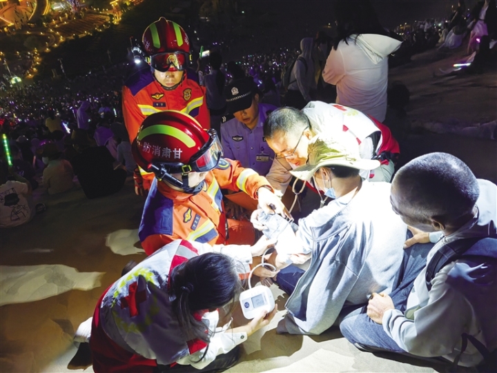   敦煌市消防救援大队队员在鸣沙山月牙泉景区执勤期间救助身体不适游客。