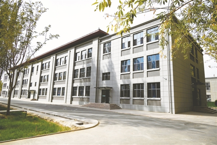 新建成投用的敦煌中学高三年级教学楼