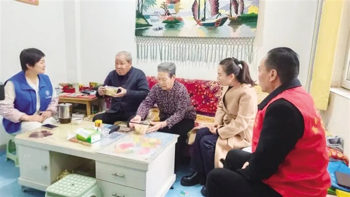 金泉路社区网格员和共驻共建单位志愿者为社区居民送去爱心餐。