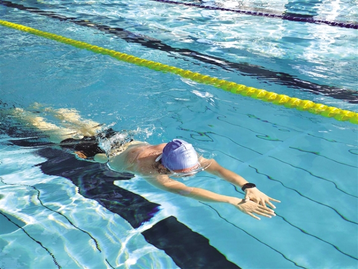 市民在市工人文化宫游泳。