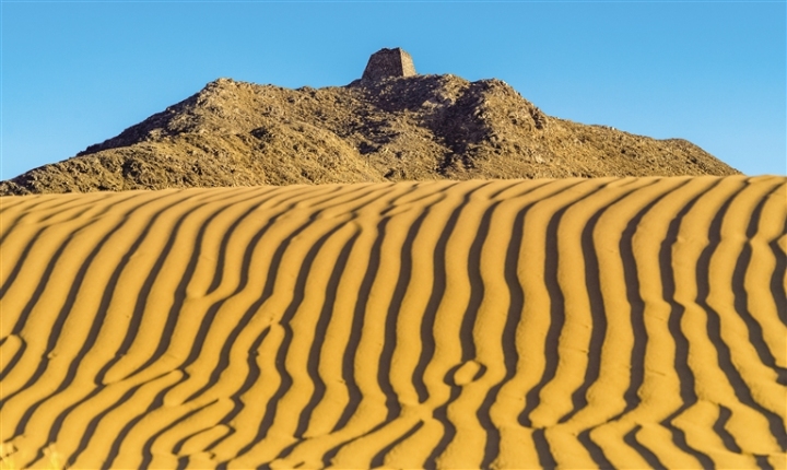 ②阿克塞多坝沟烽火台   李庆华 摄