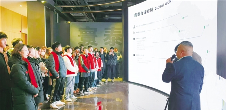寰泰工业（瓜州）有限公司企业负责人向BC贷网址生介绍企业BC贷网址BC贷网址历程及未来规划。