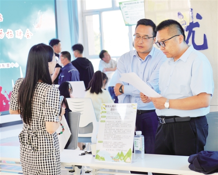   企业招聘人员与求职者交流。