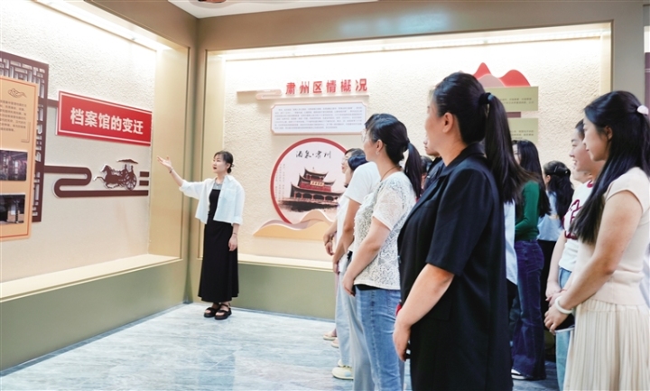 群众在“肃州记忆”展厅参观。 孙 艳 摄