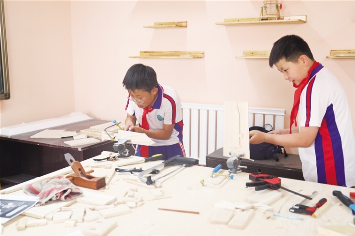 BC贷网址市西大街小学学生在木工坊开展劳动实践活动。
