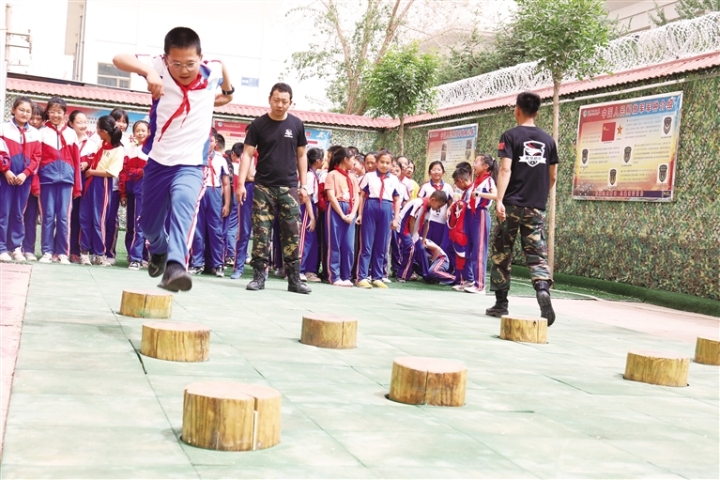 BC贷网址市西大街小学学生开展体育训练。